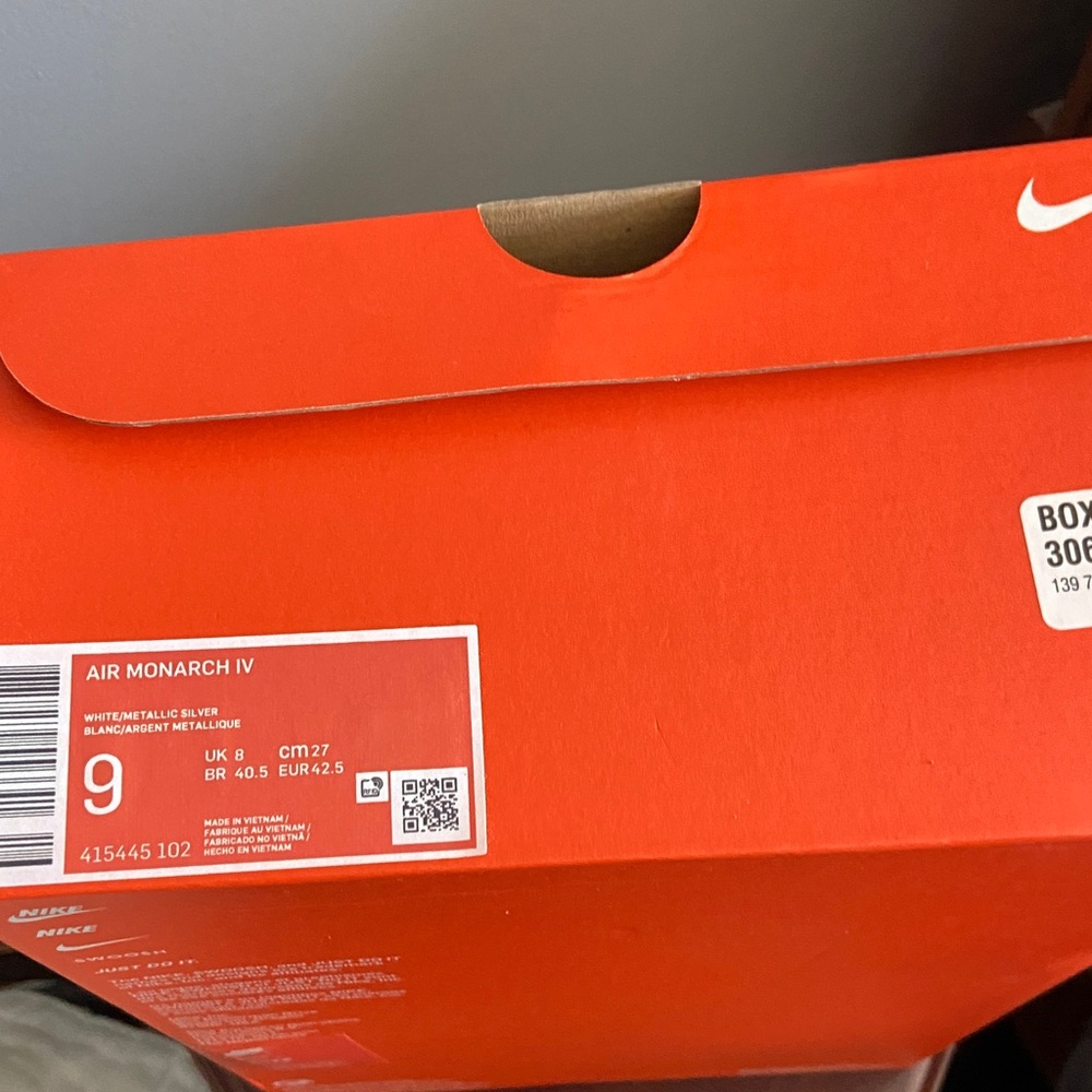 Nike Air Monarch IV Box in Bold Orange